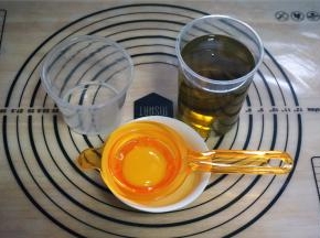 准备食材，鸡蛋分离出蛋黄，备用。