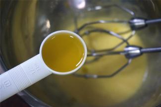分次少量加入植物油，每次加入1勺。