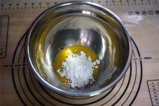 将30克糖粉加入到蛋黄中，搅打至糖粉融化。