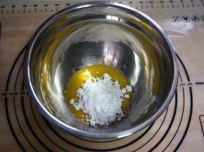 将30克糖粉加入到蛋黄中，搅打至糖粉融化。