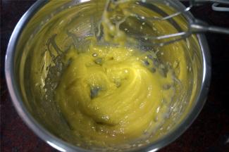 大概加入了一半的植物油后，乳化效果如图，沙拉酱比较浓稠。