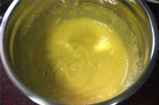 重复上述步骤，少量加入植物油，搅打融合，过浓稠的时候加入少许白醋降低浓稠度，直至将油和醋都添加完毕为止。