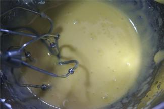 用电动打蛋器搅打至完全融合。