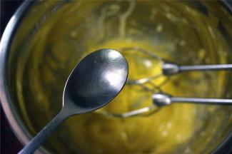 这个时候，加入1小勺白醋，搅打融合，降低沙拉酱的浓稠度。