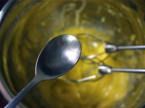 这个时候，加入1小勺白醋，搅打融合，降低沙拉酱的浓稠度。