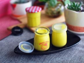 做好的沙拉酱，装入消毒过的玻璃瓶中，放冰箱冷藏室保存，请尽快用完哦。