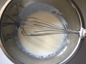 100克自制无糖浓酸奶加入38克玉米油，拌均匀。