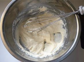 筛入70克低筋粉，按照Z型搅拌，将其拌均匀。