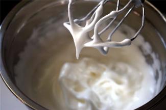 4个蛋白，分3次加入60克细砂糖，打发至大湾沟状态（湿性发泡）。