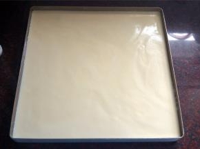 28*28cm的方盘底部铺上吸油纸，并刷上一层烤盘油。将蛋糕糊倒入，抹平并震荡出大气泡，放入烤箱中层，170度上下火15分钟后，上火调为200度（下火不变）烤5分钟上色。