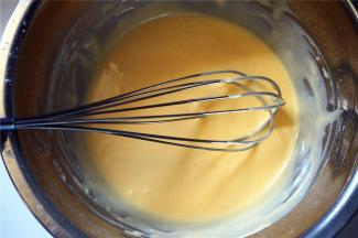 做好的蛋黄糊非常顺滑，无颗粒无大气泡，放置一旁备用。