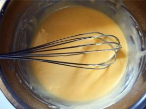 做好的蛋黄糊非常顺滑，无颗粒无大气泡，放置一旁备用。