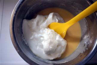 将蛋白糊分次与蛋黄糊混合，切拌成顺滑的蛋糕糊。