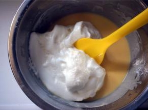 将蛋白糊分次与蛋黄糊混合，切拌成顺滑的蛋糕糊。