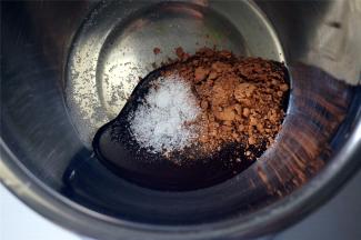 烤蛋糕的过程，制作馅料。将20克巧克力酱，5克细砂糖，3克可可粉混合拌均匀。