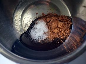 烤蛋糕的过程，制作馅料。将20克巧克力酱，5克细砂糖，3克可可粉混合拌均匀。