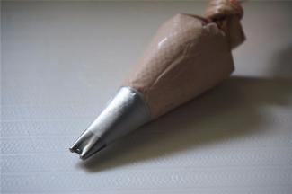 取一小勺装入裱花袋备用，花嘴用双孔花嘴。