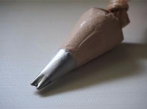 取一小勺装入裱花袋备用，花嘴用双孔花嘴。