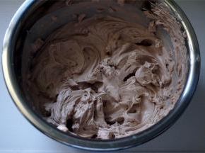 然后加入250克淡奶油，中速打发至硬性发泡。