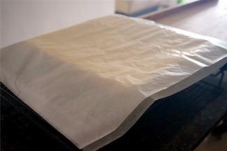 蛋糕出炉后马上倒扣脱模，撕去底纸，盖上两张新的吸油纸，冷却。