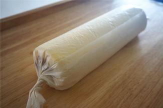 将蛋糕卷起，扭紧两端，放冰箱冷藏2个小时以上。