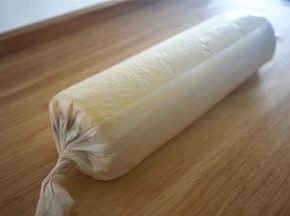 将蛋糕卷起，扭紧两端，放冰箱冷藏2个小时以上。