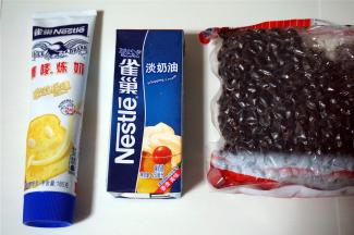 准备炼乳，淡奶油，蜜红豆。