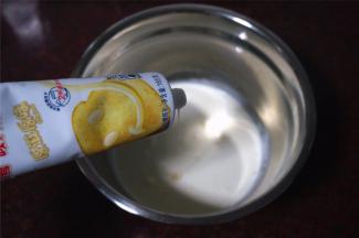 250克的淡奶油加入25克的炼乳。