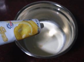 250克的淡奶油加入25克的炼乳。