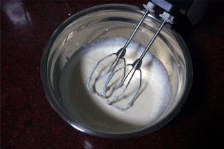 中速搅打至5分发，能流动的状态。