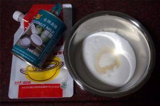 椰浆加入细砂糖，拌至糖融化。