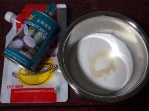 椰浆加入细砂糖，拌至糖融化。