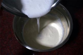 将椰浆倒入淡奶油中，拌均匀。