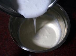 将椰浆倒入淡奶油中，拌均匀。