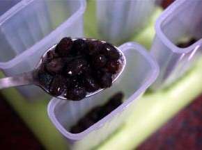 冰棒模具放入适量的蜜红豆。