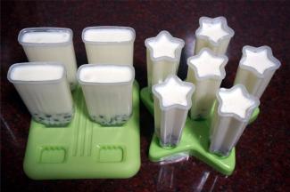 分别倒入雪糕液，并轻轻震荡出气泡，插上冰棍，放冰箱冷冻半天。