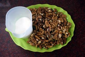 准备食材，核桃剥壳取肉备用。