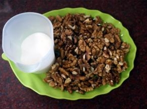 准备食材，核桃剥壳取肉备用。