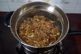 将核桃肉放锅里，加入适量的清水，煮至沸腾，熄火。