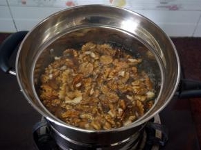将核桃肉放锅里，加入适量的清水，煮至沸腾，熄火。