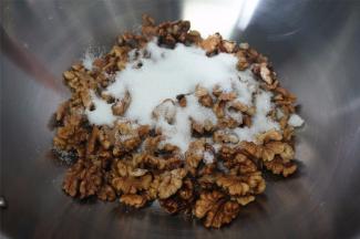 将煮过的核桃肉，150克细砂糖，400克清水同放入锅里，细火熬煮，边煮边炒，大概15~20分钟。