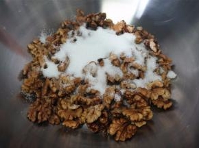 将煮过的核桃肉，150克细砂糖，400克清水同放入锅里，细火熬煮，边煮边炒，大概15~20分钟。