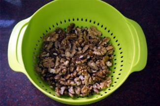 将核桃肉捞起沥干水备用。