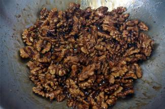 炒至糖浆浓稠，熄火，静置15分钟，让核桃肉更入味。