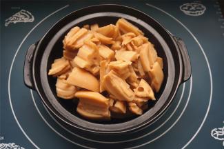 莲藕去皮后切成小块，然后加入适量清水，用电饭煲煮饭功能，将其煮熟。