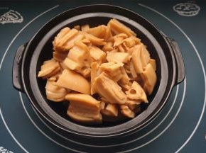 莲藕去皮后切成小块，然后加入适量清水，用电饭煲煮饭功能，将其煮熟。