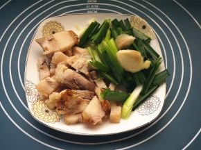 烧腩肉切片，大蒜、姜切片。