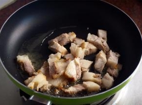 热锅，下油，放入烧腩肉爆香。