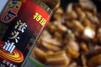 淋上两圈老抽。