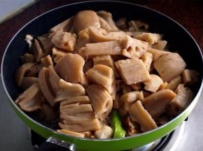 倒入全部莲藕。